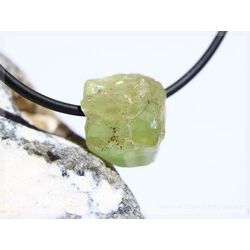 Apatit grün Kristall / Rohsteinform gebohrt - Rarität - Sonderqualität - ca.1,4 cm x 1,4 cm x 1 cm