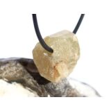Apatit grün Kristall / Rohsteinform gebohrt - Rarität - Sonderqualität - ca.1,8 cm x 1,6 cm x 1,5 cm