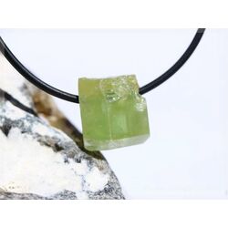 Apatit grün Kristall / Rohsteinform gebohrt - Rarität - Sonderqualität - ca.1,5 cm x 1,5 cm x 1,1 cm