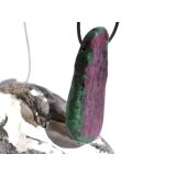 Rubin-Zoisit (Anyolith) XXXL Schmuckstein / Scheibenstein gebohrt - AA-Sonderqualität - Handarbeit - ca. 6,8 cm x 2,3 cm x 1,1 cm