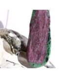 Rubin-Zoisit (Anyolith) XXXL Schmuckstein / Scheibenstein gebohrt - AA-Sonderqualität - Handarbeit - ca. 6,8 cm x 2,3 cm x 1,1 cm