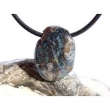 Apatit blau natur Trommelstein gebohrt - ca. 2,1 cm x 1,4 cm x 0,9 cm