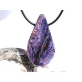 Sugilith mit Richterit XXL Schmuckstein Cabochon / Scheibenstein gebohrt - Rarität - Sonderqualität - ca. 4,3 cm x 2,3 cm x 0,8 cm