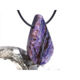 Sugilith mit Richterit XXL Schmuckstein Cabochon / Scheibenstein gebohrt - Rarität - Sonderqualität - ca. 4,3 cm x 2,3 cm x 0,8 cm