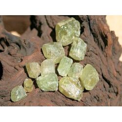 Apatit gr�n Kristalle / Rohsteine...