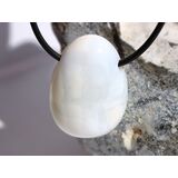 Opal wei (Milchopal) Trommelstein gebohrt -...