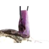 Sugilith XL Rohsteinform angetr. (Trommelstein) gebohrt - Rarität - AA-Sonderqualität - ca. 3,7 cm x 2,5 cm x 1,1 cm