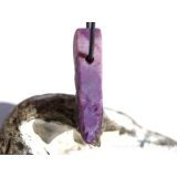 Sugilith XL Rohsteinform angetr. (Trommelstein) gebohrt - Rarität - AA-Sonderqualität - ca. 3,7 cm x 2,5 cm x 1,1 cm