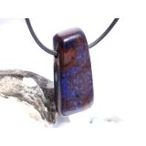 Sugilith mit Richterit Schmuckstein / Scheibenstein gebohrt - Rarität - Sonderqualität - Handarbeit - ca. 3,4 cm x 1,7 cm x 0,9 cm