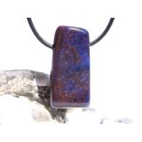 Sugilith mit Richterit Schmuckstein / Scheibenstein gebohrt - Rarität - Sonderqualität - Handarbeit - ca. 3,4 cm x 1,7 cm x 0,9 cm