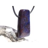 Sugilith mit Richterit Schmuckstein / Scheibenstein gebohrt - Rarität - Sonderqualität - Handarbeit - ca. 3,4 cm x 1,7 cm x 0,9 cm