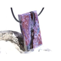 Sugilith mit Richterit XXL Schmuckstein Cabochon / Scheibenstein gebohrt - Raritt - Sonderqualitt - ca. 3,9 cm x 2,2 cm x 1,3 cm