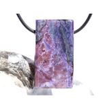 Sugilith mit Richterit XXL Schmuckstein Cabochon / Scheibenstein gebohrt - Rarität - Sonderqualität - ca. 3,9 cm x 2,2 cm x 1,3 cm