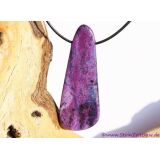 Sugilith mit Richterit XXXL Schmuckstein / Scheibenstein gebohrt - Rarität - AAA-Sonderqualität - Handarbeit - ca. 7,1 cm x 2,7 cm x 0,7 cm