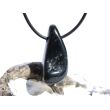 Jade schwarz (Chalkopyrit-Nephrit) Trommelstein gebohrt - Rarität - ca. 3,3 cm x 1,6 cm x 1,5 cm