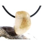 Citrin (gebr.) Trommelstein gebohrt - ca. 2,4 cm x 1,7 cm x 1,3 cm