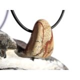 Landschaftsjaspis Trommelstein gebohrt - Sonderqualität - ca. 2,8 cm x 2,2 cm x 1,2 cm (GKS)