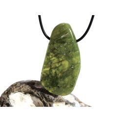 Vesuvian grn (Idokras) XXXL Schmuckstein / Scheibenstein gebohrt - Sonderqualitt - Raritt - Handarbeit - ca. 5,5 cm x 2,8 cm x 0,8 cm