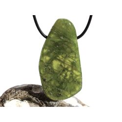 Vesuvian grn (Idokras) XXXL Schmuckstein / Scheibenstein gebohrt - Sonderqualitt - Raritt - Handarbeit - ca. 5,5 cm x 2,8 cm x 0,8 cm