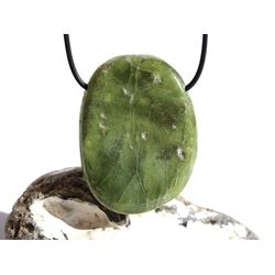 Vesuvian grn (Idokras) XXXL Schmuckstein / Scheibenstein gebohrt - schne Qualitt - Raritt - Handarbeit - ca. 5,4 cm x 4 cm x 0,9 cm