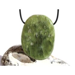 Vesuvian grn (Idokras) XXXL Schmuckstein / Scheibenstein gebohrt - schne Qualitt - Raritt - Handarbeit - ca. 5,4 cm x 4 cm x 0,9 cm