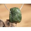 Vesuvian grün (Idokras) Trommelstein gebohrt - ca. 2,5 cm x 2 cm x 1,5 cm
