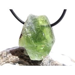 Peridot Kristall- / Rohsteinform gebohrt (Olivin / Chrysolith) - Sonderqualitt - ca. 2,9 cm x 2,3 cm x 1,3 cm (GKS)