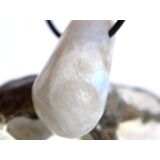 Regenbogenmondstein "Schimmer" XL Trommelstein gebohrt (Labradorit weiß) - Sonderqualität - ca. 3,6 cm x 2 cm x 1,9 cm