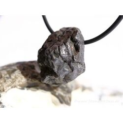 Meteorit Rohsteinform gebohrt - Raritt - Sonderqualitt - ca. 2,5 cm x 2 cm x 1,8 cm