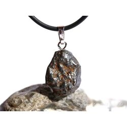 Meteorit Rohsteinform Anhnger - Raritt - Sonderqualitt - ca. 3,1 cm x 1,7 cm x 1 cm