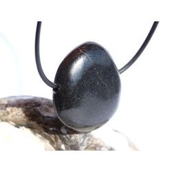 Basalt Scheibenstein / Schmuckstein gebohrt - Sonderqualit�t - ca. 3 cm x 2,8 cm x 1 cm