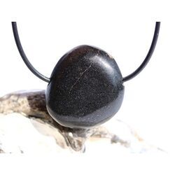 Basalt Scheibenstein / Schmuckstein gebohrt - Sonderqualit�t - ca. 3 cm x 2,8 cm x 1 cm