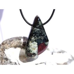 Eudialyt XXL Schmuckstein gebohrt - Sonderqualitt - Raritt - Handarbeit - ca. 4,1 cm x 2,2 cm x 1,3 cm