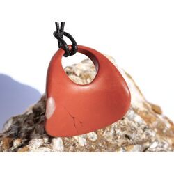 Jaspis rot XXL Schmuckstein gebohrt mit Lederband - Sonderqualit�t - ca. 4,2 cm x 4,1 cm x 0,7 cm