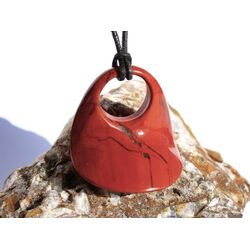 Jaspis rot XXL Schmuckstein gebohrt mit Lederband -...