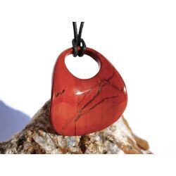 Jaspis rot XXL Schmuckstein gebohrt mit Lederband - Sonderqualit�t - ca. 4,3 cm x 3,8 cm x 0,5 cm