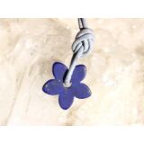 Lapislazuli Blume / Blüte Schmuckstein / Scheibenstein an Lederband - Sonderqualität - ca. 1,8 cm x 1,8 cm x 0,2 cm