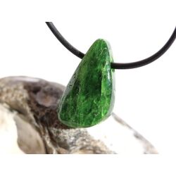 Chromdiopsid Schmuckstein Cabochon gebohrt - Sonderqualitt - Handarbeit - ca. 2,6 cm x 1,5 cm x 0,7 cm (GKS)