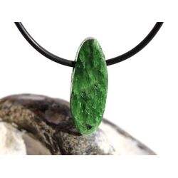 Chromdiopsid Schmuckstein Cabochon gebohrt - Sonderqualitt - Handarbeit - ca. 2,9 cm x 1,1 cm x 0,8 cm (GKS)