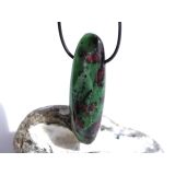 Rubin-Zoisit (Anyolith) XXXL Schmuckstein / Trommelstein gebohrt - AA-Sonderqualität - ca. 6,4 cm x 2 cm x 1,5 cm