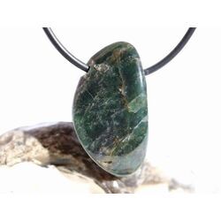 Apatit blau natur Trommelstein gebohrt - ca. 3 cm x 1,7 cm x 0,9 cm