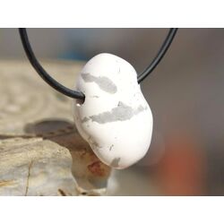 Dolomit wei� Trommelstein gebohrt - Sonderqualit�t - ca. 2,8 cm x 1,9 cm x 1,5 cm