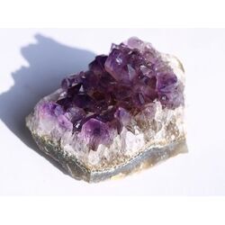 Amethyst Kristallstufe / Ladestufe mitteldunkel (Uruquai) - Sonderqualitt - ca. 6 cm x 4,6 cm x 3,7 cm