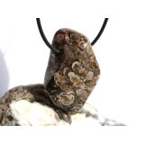 Turitella-Jaspis XXL Trommelstein gebohrt -...