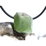 Peridot Kristall- / Rohsteinform mit Teilspitze, gebohrt (Olivin / Chrysolith) - Sonderqualität - ca. 1,7 cm x 1,6 cm x 1,5 cm