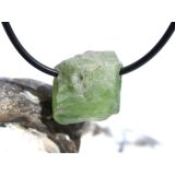 Peridot Kristall- / Rohsteinform mit Teilspitze, gebohrt (Olivin / Chrysolith) - Sonderqualität - ca. 1,7 cm x 1,6 cm x 1,5 cm