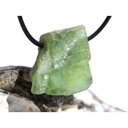 Peridot Regenbogenkristall Kristall- / Rohsteinform gebohrt (Olivin / Chrysolith) - Sonderqualitt - ca. 2,7 cm x 2,8 cm x 1,2 cm (GKS)