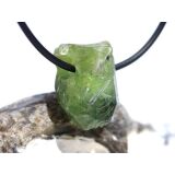 Peridot Kristall- / Rohsteinform mit Spitze, gebohrt (Olivin / Chrysolith) - Sonderqualität - ca. 2,1 cm x 1,6 cm x 1,4 cm