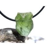 Peridot Kristall- / Rohsteinform mit Spitze, gebohrt (Olivin / Chrysolith) - Sonderqualität - ca. 2,1 cm x 1,6 cm x 1,4 cm