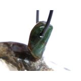 Turmalin grün (Verdelith) Trommelstein gebohrt - Sonderqualität - Rarität - ca. 1,9 cm x 1,1 cm x 1 cm
